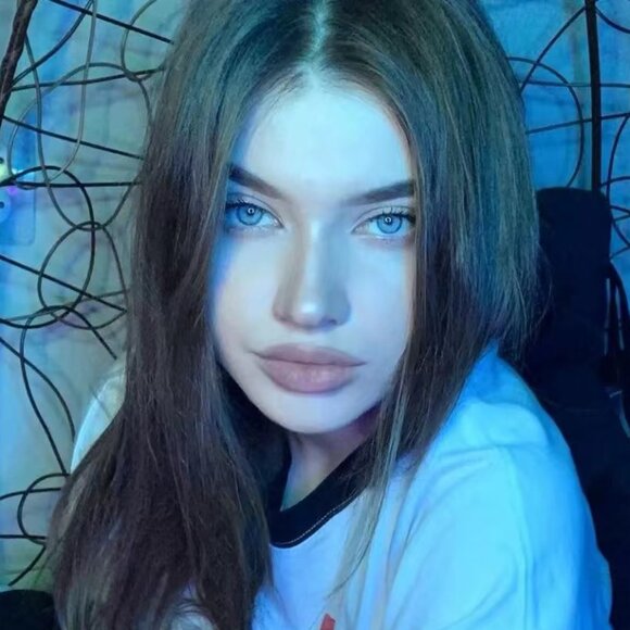 Meet your Posher, Alyssa - Picture 1 of 1